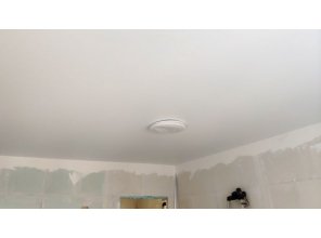 Монтаж потолка в спальне 14 м2 с использованием пленки VIPCEILING серии MONLANGE M9001 (3.25)