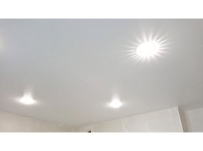 Монтаж потолка на кухне 9 м2 с использованием пленки VIPCEILING серии MONLANGE M9001 (3.25)