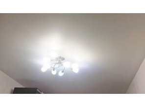 Монтаж потолка в гостиной 18 м2 с использованием пленки VIPCEILING серии MONLANGE M9001 (3.25)