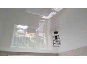 Монтаж потолка в гостиной 14 м2 с использованием пленки VIPCEILING серии MONLANGE L9001 (3.25)