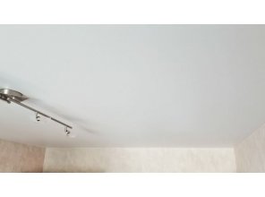 Монтаж потолка в спальне 10 м2 с использованием пленки VIPCEILING серии MONLANGE M9001 (2.60)