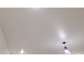 Монтаж потолка в спальне 12 м2 с использованием пленки VIPCEILING серии MONLANGE M9001 (3.50)