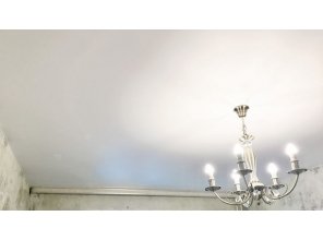 Монтаж потолка в спальне 12 м2 с использованием пленки VIPCEILING серии MONLANGE M9001 (3.25)