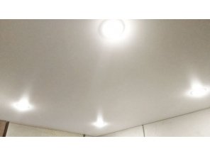 Монтаж потолка в спальне 10 м2 с использованием пленки VIPCEILING серии MONLANGE M9001 (2.60)