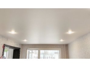 Монтаж потолка в гостиной 17 м2 с использованием пленки VIPCEILING серии MONLANGE M9001 (3.25)