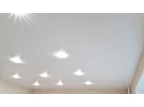 Монтаж потолка в гостиной 18 м2 с использованием пленки VIPCEILING серии MONLANGE S9020 (4.35)