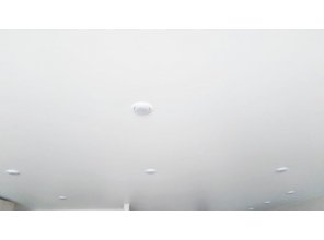 Монтаж потолка в квартире 39 м2 с использованием пленки VIPCEILING серии MONLANGE M9001 (4.90)