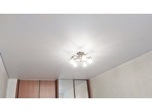 Монтаж потолка в спальне 13 м2 с использованием пленки VIPCEILING серии MONLANGE M9001 (3.25)