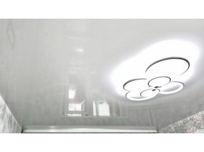 Монтаж потолка в спальне 10 м2 с использованием пленки VIPCEILING серии MONLANGE L9001 (3.25)