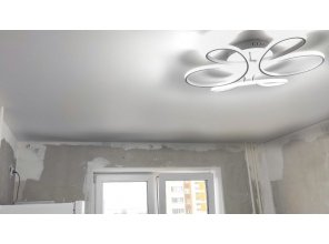 Монтаж потолка на кухне 13 м2 с использованием пленки VIPCEILING серии MONLANGE M9001 (3.25)