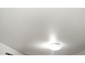 Монтаж потолка в спальне 8 м2 с использованием пленки VIPCEILING серии MONLANGE M9001 (2.15)