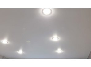 Монтаж потолка на кухне 9 м2 с использованием пленки VIPCEILING серии MONLANGE M9001 (3.25)