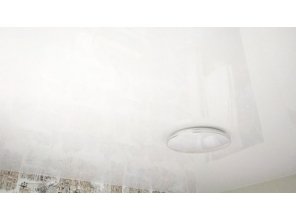 Монтаж потолка на кухне 9 м2 с использованием пленки VIPCEILING серии MONLANGE L9001 (3.25)