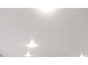 Монтаж потолка на кухне 18 м2 с использованием пленки VIPCEILING серии MONLANGE M9001 (4.35)