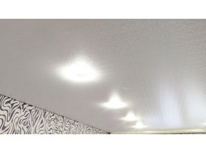 Монтаж потолка в гостиной 17 м2 с использованием пленки VIPCEILING серии MONLANGE F9012 (3.50)