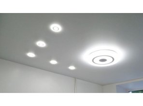 Монтаж потолка на кухне 9 м2 с использованием пленки VIPCEILING серии MONLANGE M9001 (3.25)