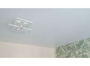 Монтаж потолка в спальне 10 м2 с использованием пленки VIPCEILING серии MONLANGE M9001 (3.25)