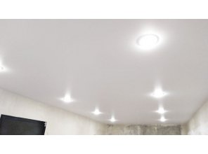 Монтаж потолка в спальне 14 м2 с использованием пленки VIPCEILING серии MONLANGE M9001 (2.60)