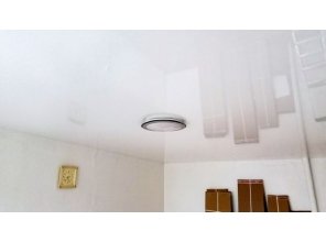 Монтаж потолка в гостиной 20 м2 с использованием пленки VIPCEILING серии MONLANGE L9001 (3.80)