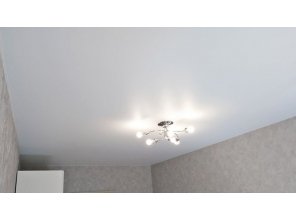 Монтаж потолка в спальне 18 м2 с использованием пленки VIPCEILING серии MONLANGE M9001 (3.25)