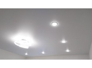 Монтаж потолка в спальне 15 м2 с использованием пленки VIPCEILING серии MONLANGE M9001 (4.35)