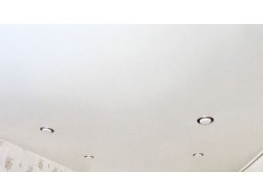 Монтаж потолка в спальне 11 м2 с использованием пленки VIPCEILING серии MONLANGE S9057 (3.50)