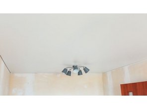 Монтаж потолка в гостиной 17 м2 с использованием пленки VIPCEILING серии MONLANGE M9001 (3.25)