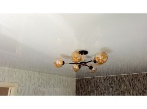 Монтаж потолка в гостиной 18 м2 с использованием пленки VIPCEILING серии MONLANGE L9001 (4.00)