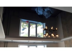 Монтаж потолка в гостиной 13 м2 с использованием пленки VIPCEILING серии MONLANGE L9003 (3.50)