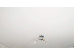 Монтаж потолка в спальне 13 м2 с использованием пленки VIPCEILING серии MONLANGE M9001 (3.25)