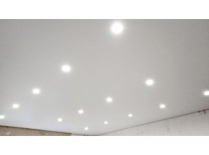 Монтаж потолка в спальне 14 м2 с использованием пленки VIPCEILING серии MONLANGE M9001 (3.25)