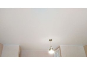 Монтаж потолка в гостиной 16 м2 с использованием пленки VIPCEILING серии MONLANGE M9001 (3.25)