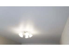 Монтаж потолка в гостиной 18 м2 с использованием пленки VIPCEILING серии MONLANGE S9020 (3.25)