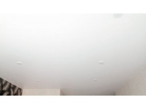 Монтаж потолка в спальне 25 м2 с использованием пленки VIPCEILING серии MONLANGE M9001 (3.25)