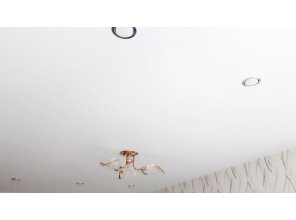 Монтаж потолка в гостиной 18 м2 с использованием пленки VIPCEILING серии MONLANGE M9001 (3.25)