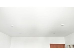 Монтаж потолка в спальне 14 м2 с использованием пленки VIPCEILING серии MONLANGE M9001 (3.50)