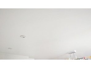 Монтаж потолка на кухне 11 м2 с использованием пленки VIPCEILING серии MONLANGE M9001 (3.25)