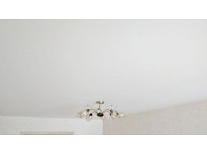 Монтаж потолка в гостиной 17 м2 с использованием пленки VIPCEILING серии MONLANGE M9001 (3.25)