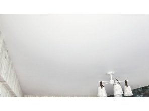 Монтаж потолка в гостиной 15 м2 с использованием пленки VIPCEILING серии MONLANGE M9001 (3.25)