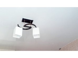 Монтаж потолка на кухне 8 м2 с использованием пленки VIPCEILING серии MONLANGE L9001 (3.25)