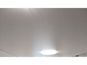 Монтаж потолка в гостиной 16 м2 с использованием пленки VIPCEILING серии MONLANGE M9001 (3.25)