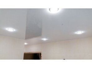 Монтаж потолка на кухне 14 м2 с использованием пленки VIPCEILING серии MONLANGE L9001 (4.00)