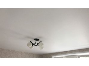 Монтаж потолка в гостиной 16 м2 с использованием пленки VIPCEILING серии MONLANGE M9001 (4.00)