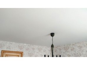 Монтаж потолка в спальне 16 м2 с использованием пленки VIPCEILING серии MONLANGE M9001 (3.25)