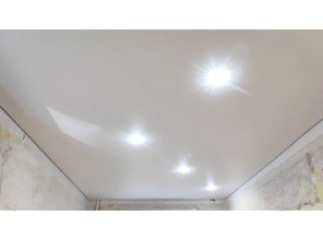 Монтаж потолка в спальне 11 м2 с использованием пленки VIPCEILING серии MONLANGE M9001 (2.60)