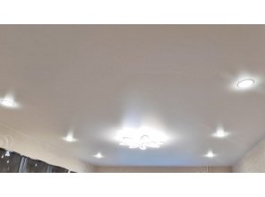 Монтаж потолка в гостиной 17 м2 с использованием пленки VIPCEILING серии MONLANGE S9020 (3.50)