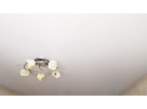 Монтаж потолка в спальне 13 м2 с использованием пленки VIPCEILING серии MONLANGE M9001 (3.25)