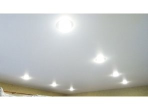 Монтаж потолка для зала 13 м2 с использованием пленки VIPCEILING серии MONLANGE M9001 (3.25)