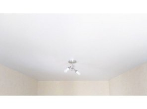 Монтаж потолка в спальне 10 м2 с использованием пленки VIPCEILING серии MONLANGE M9001 (2.60)