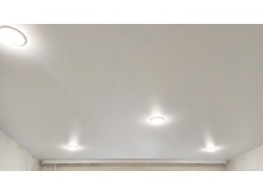 Монтаж потолка в спальне 14 м2 с использованием пленки VIPCEILING серии MONLANGE M9001 (2.60)